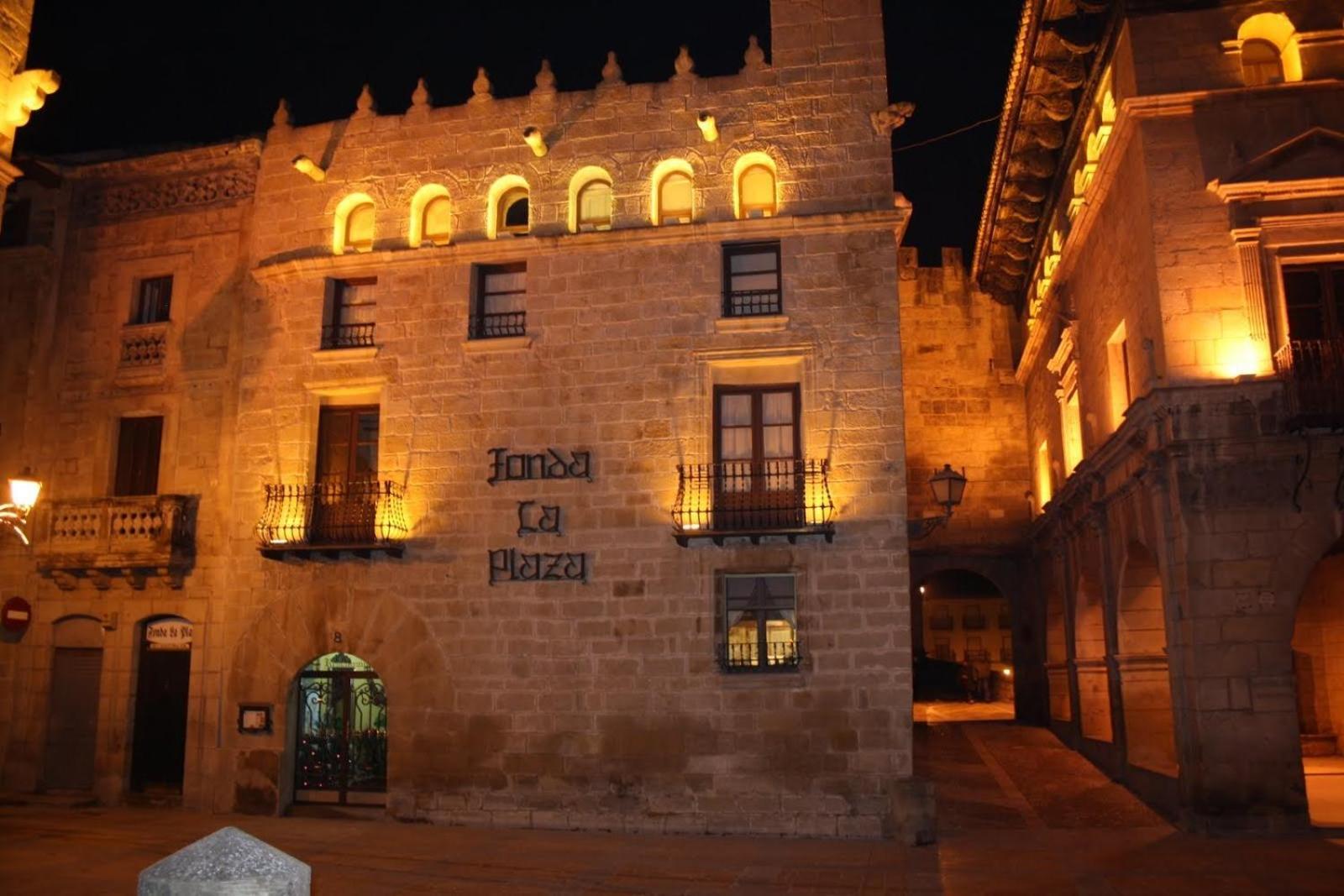 فندق Fonda La Plaza فالديروبريس المظهر الخارجي الصورة